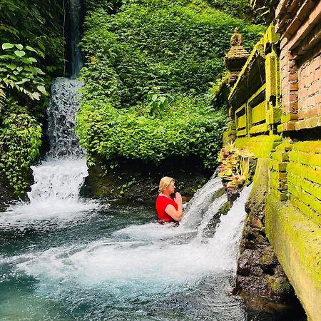 Royal Kamuela Villas & Suites At Monkey Forest Ubud (Adults Only) Exterior photo A woman bathing in the hot springs