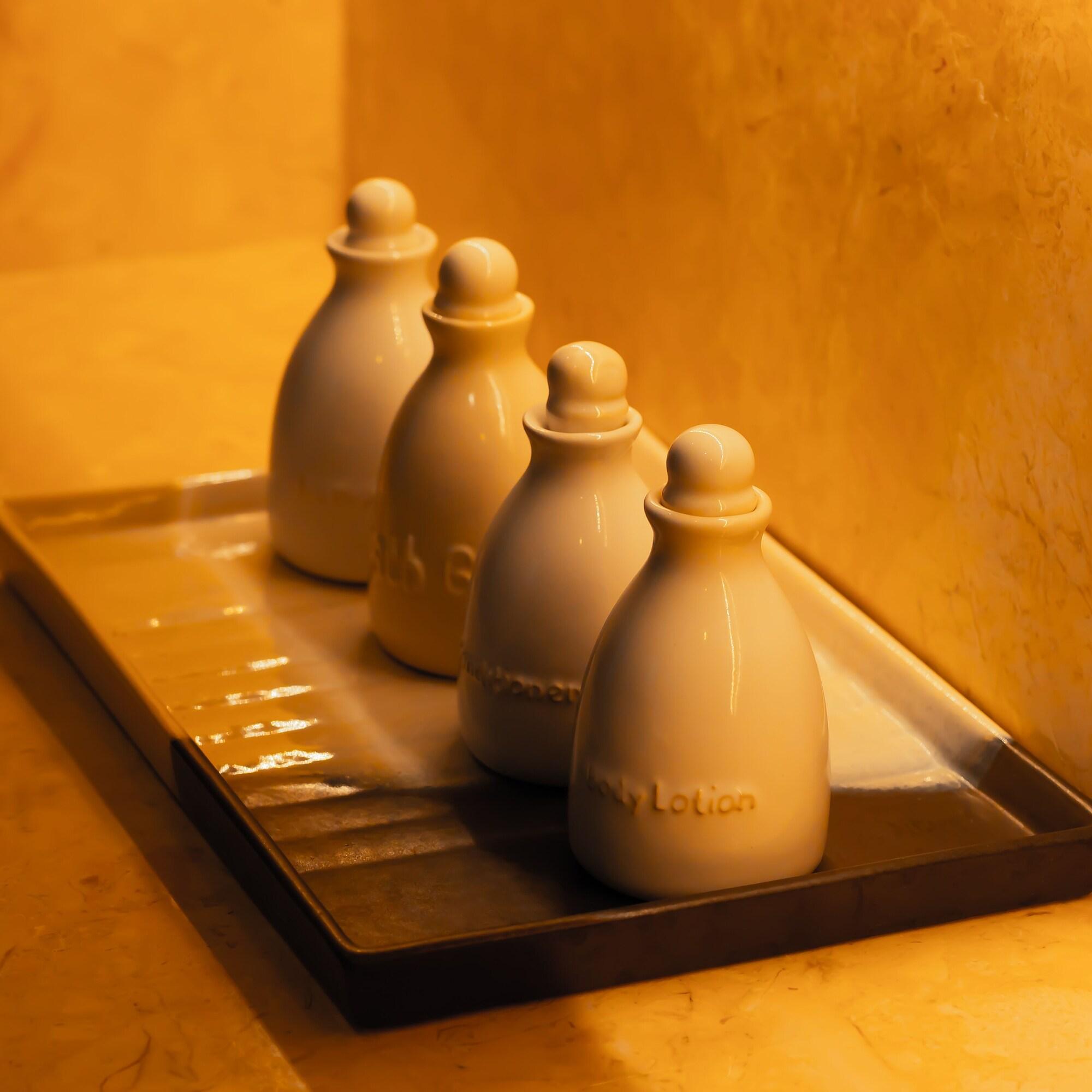 Royal Kamuela Villas & Suites At Monkey Forest Ubud (Adults Only) Exterior photo A selection of toiletries