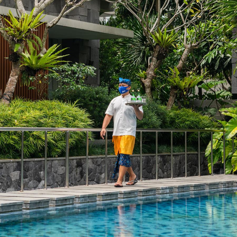 Royal Kamuela Villas & Suites At Monkey Forest Ubud (Adults Only) Exterior photo A hotel staff wearing a face mask