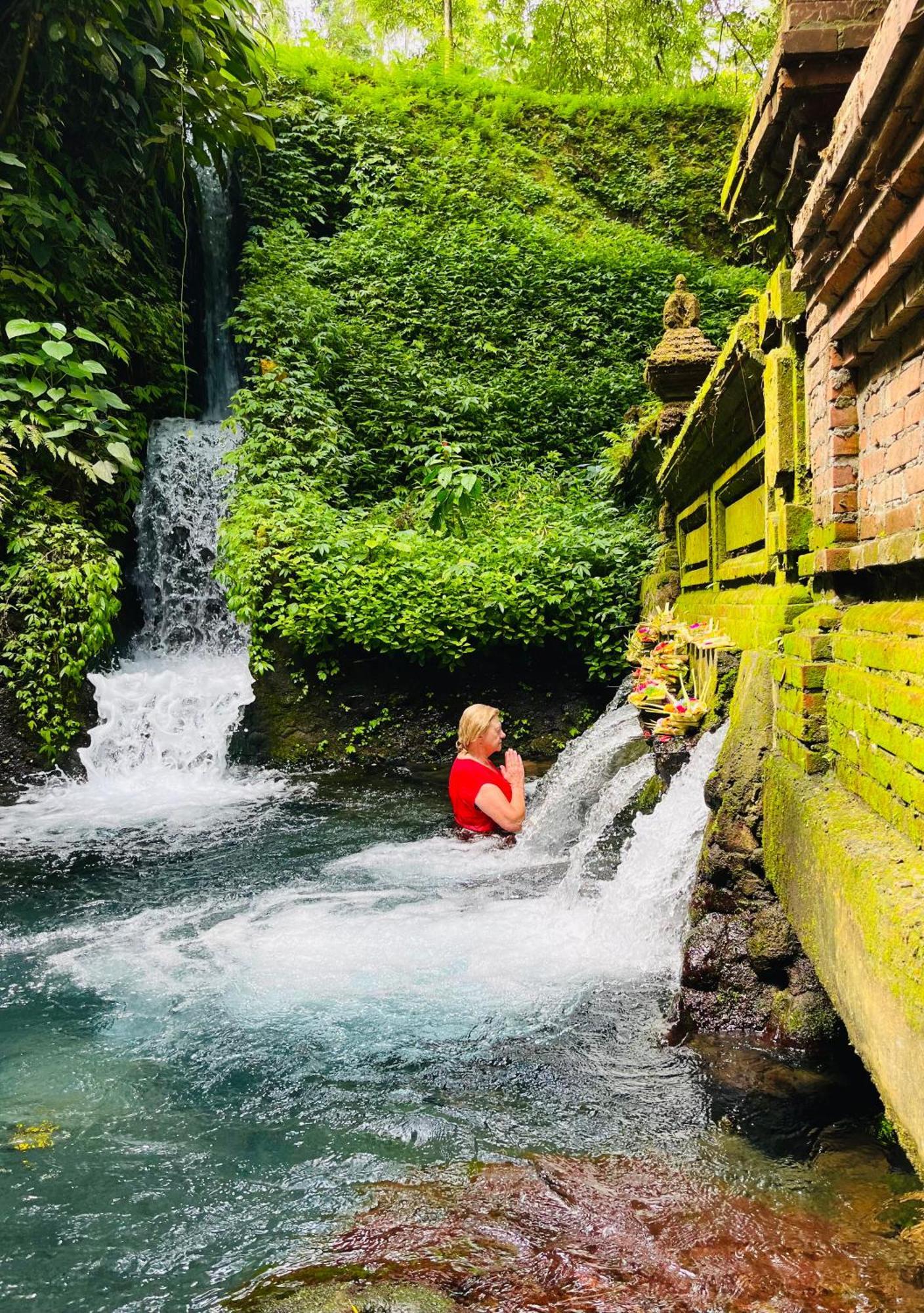 Royal Kamuela Villas & Suites At Monkey Forest Ubud (Adults Only) Exterior photo A woman bathing in the hot springs
